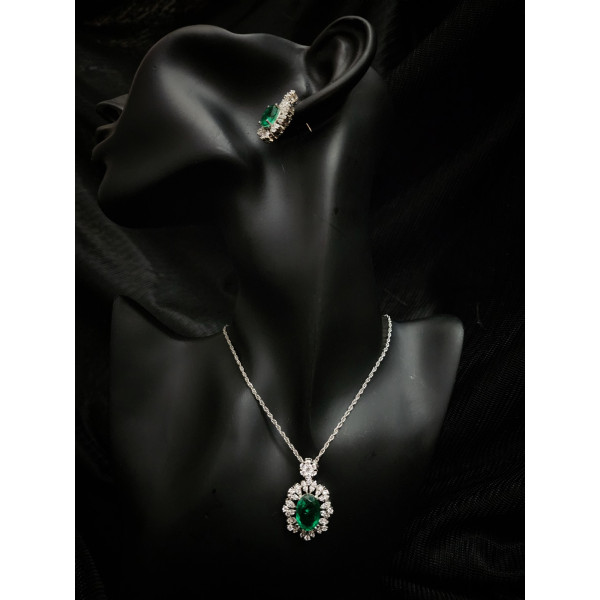 Elegant Oval Emerald Pendant and Earrings Set